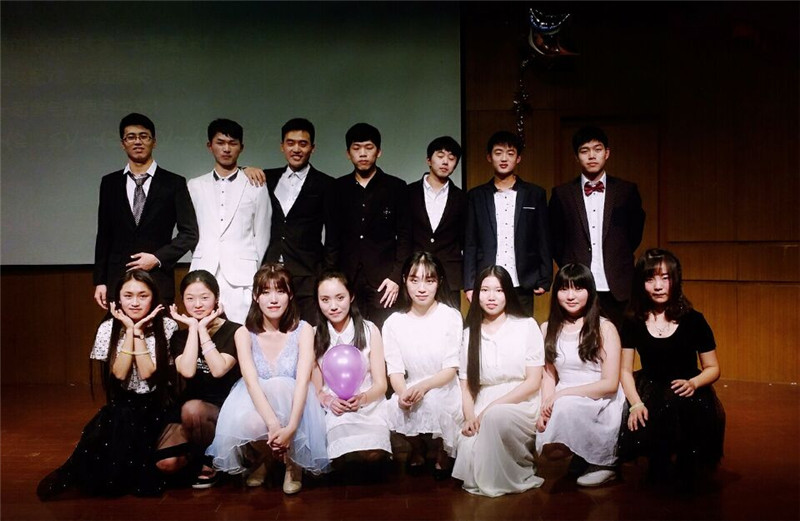 JKF 捷克论坛
举行2016年女生节舞会