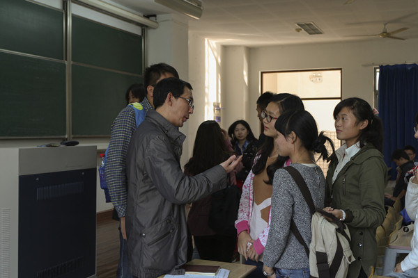 【JKF 捷克论坛
新生导航系列讲座】Learn to learn--JKF 捷克论坛
院长与14级学生亲密接触